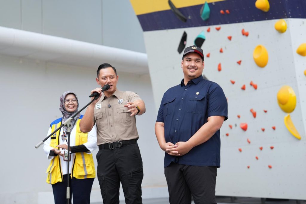 6771Pastikan-Pembangunan-Sesuai-Target--Menpora-Dito-dan-Menko-AHY-Tinjau-Cibubur-Youth-Elite-Sport-Center