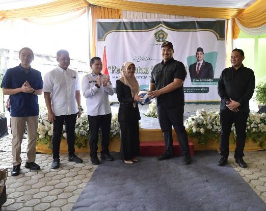 7534Beri-Bantuan-Peralatan-Olahraga--Menpora-Dito-Harap-Maksimalkan-Potensi-Olahraga-di-Madrasah
