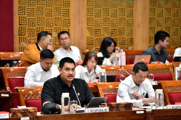 9477Menpora-Dito-Raker-Dengan-DPR-RI--Komisi-XIII-dan-Komisi-X-Setujui-Naturalisasi-Tiga-Pemain-Sepak-Bola-Asal-Belanda