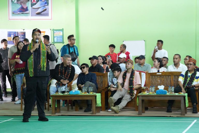 9904Menpora-Dito-dan-The-Dudas-1-Motivasi-Peserta-Ibunda-Badminton-Championship-Labuan-Bajo